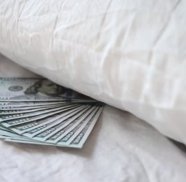 Доллары под подушкой...