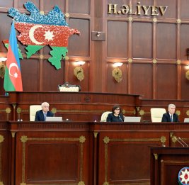 На пленарном заседании Милли Меджлиса обсуждаются 12 вопросов