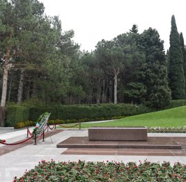 Председатель Арабского парламента посетил Аллею почетного захоронения и Парк Победы в Баку