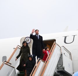 У Вэнса опубликовали кадры визита в Баку