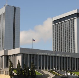 Проходит очередное пленарное заседание Милли Меджлиса