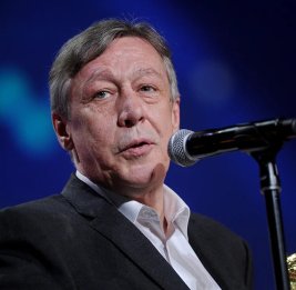 Михаил Ефремов впервые вышел насцену перед публикой после выхода изтюрьмы