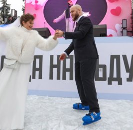 На катке в Лужниках впервые прошли церемонии бракосочетания