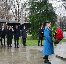 Президент Ильхам Алиев в Белграде посетил памятники Общенациональному лидеру Гейдару Алиеву и выдающемуся сербскому писателю Милораду Павичу