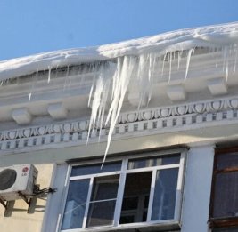 В России 9 человек погибли за неделю из-за схода снега с крыш