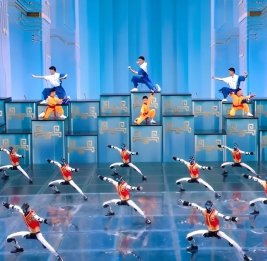 Китайские гуманоиды продемонстрировали акробатику и владение оружием