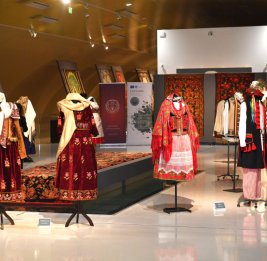 В Национальном музее ковра открылась выставка &laquo;Цветы в саду&raquo;