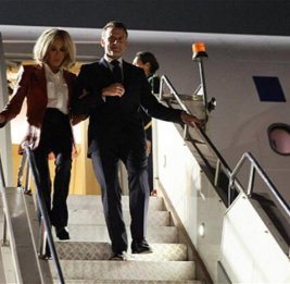 Макрон оставил жену в одиночестве на выходе из самолета в Индии