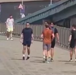 Макрон на пробежке в Мумбаи: президент Франции не изменяет привычкам