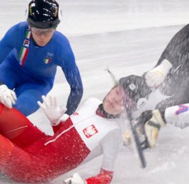 Польской шорт-трекистке жутко рассекли лицо коньком во время заезда на Олимпиаде-2026