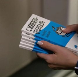 АЖД дарит книги пассажирам: как железные дороги популяризируют чтение