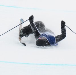 Чемпион мира по фристайлу упал с высоты на олимпийской трассе в Италии