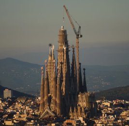 Строительство главной башни храма Саграда Фамилия завершилось спустя 144 года