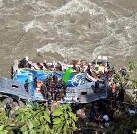 В Непале автобус упал в реку, погибли 18 человек