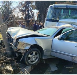 В Гяндже эвакуатор столкнулся с двумя легковушками