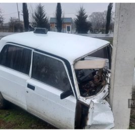 В Огузе автомобиль врезался в световую опору, есть пострадавшие