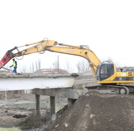Названы сроки завершения строительства нового автомобильного моста над рекой Гудиалчай