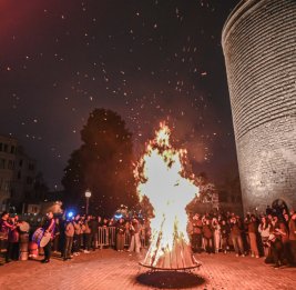 Су чершенбеси в Баку: Первый праздничный костер зажжен на площади Девичьей башни