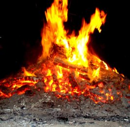 В Азербайджане двое детей получили ожоги у праздничного костра в Су чершенбеси