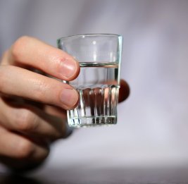 Житель Баку ранил двух племянников из-за водки