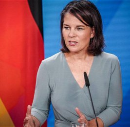 Бербок дважды в интервью назвала Гренландию членом ЕС