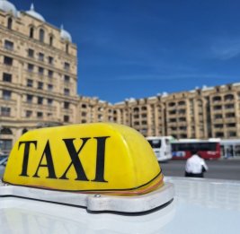 Пассажиры ждут такси, а таксисты - пассажиров