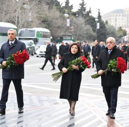Официальные лица государства и правительства посетили памятник жертвам Ходжалинского геноцида