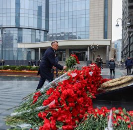 Руководство Министерства здравоохранения почтило память жертв Ходжалинского геноцида