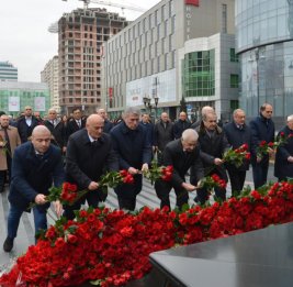 Коллектив Милли Меджлиса посетил памятник жертвам Ходжалинского геноцида