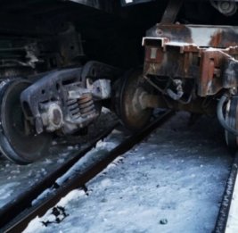 В Баку грузовик столкнулся с электровозом, есть погибший