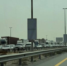 Тысячи людей покидают Дубай после того, как над городом были сбиты несколько ракет