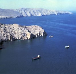 СМИ: Иран закрывает Ормузский пролив