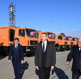 Президент Ильхам Алиев ознакомился в Баку с техникой для перевозки бытовых отходов