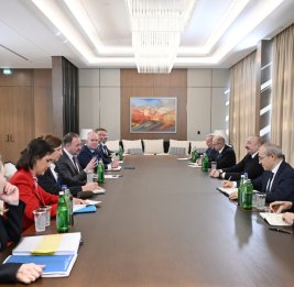 Президент Ильхам Алиев принял комиссара Европейской комиссии по энергетике и жилищному строительству