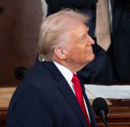 Врач Трампа объяснил раздражение на его шее реакцией на крем