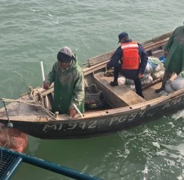 Пограничники спасли двух рыбаков 