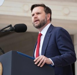 Вэнс: &laquo;Прежде у руля США стояли тупые президенты&raquo;