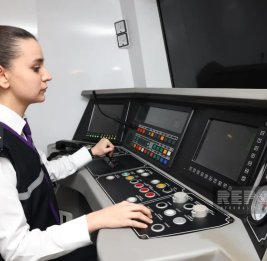 В Бакинском метро к работе машиниста приступила еще одна девушка