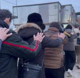 Во время рейда по стройке в Ленобласти мигранты выбрасывали документы