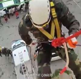 В Сумгайыте спасатели помогли ребёнку, оставшемуся в квартире одному