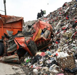 Обвал мусора на крупнейшей свалке Индонезии унес жизни людей