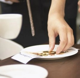 Сервисный сбор в бакинских ресторанах: за что берут деньги?