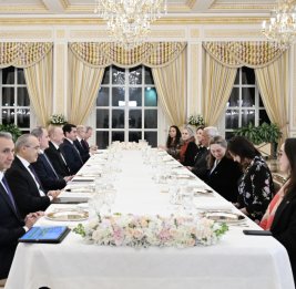 В ходе официального обеда состоялась встреча Президента Азербайджана Ильхама Алиева с президентом Совета Европейского Союза в расширенном составе