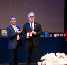 Под светом рампы