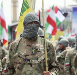 Боевики &laquo;Басиджа&raquo; расклеивают листовки на улицах Тегерана и прячутся под мостами