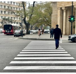 Один пешеход - не повод останавливать машину