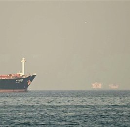 В Ормузском проливе грузовое судно поражено снарядом