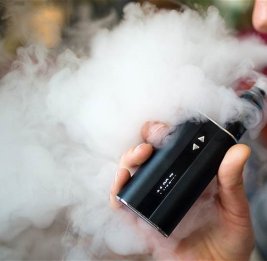 В Азербайджане будут штрафовать за курение электронных сигарет на улицах