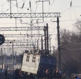 В Казахстане сошел с рельсов электровоз