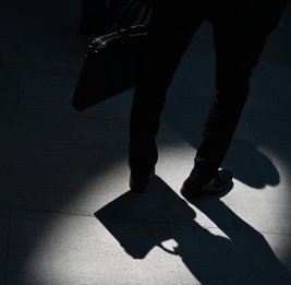 В Бишкеке замглавы Службы судебных исполнителей найден мертвым в машине